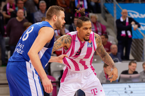 更是通过他 更是通过他